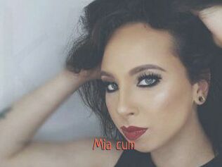 Mia_cum